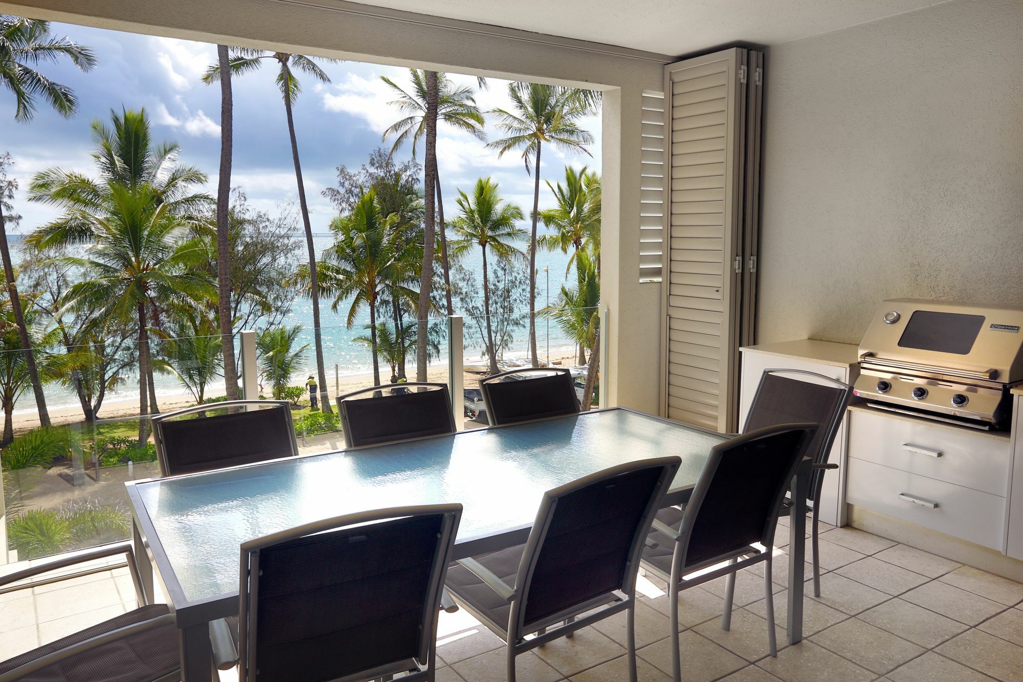 Island Views Beachfront Apartments Palm Cove Dış mekan fotoğraf