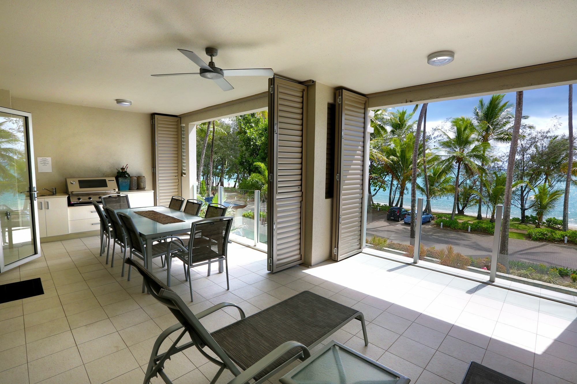 Island Views Beachfront Apartments Palm Cove Dış mekan fotoğraf
