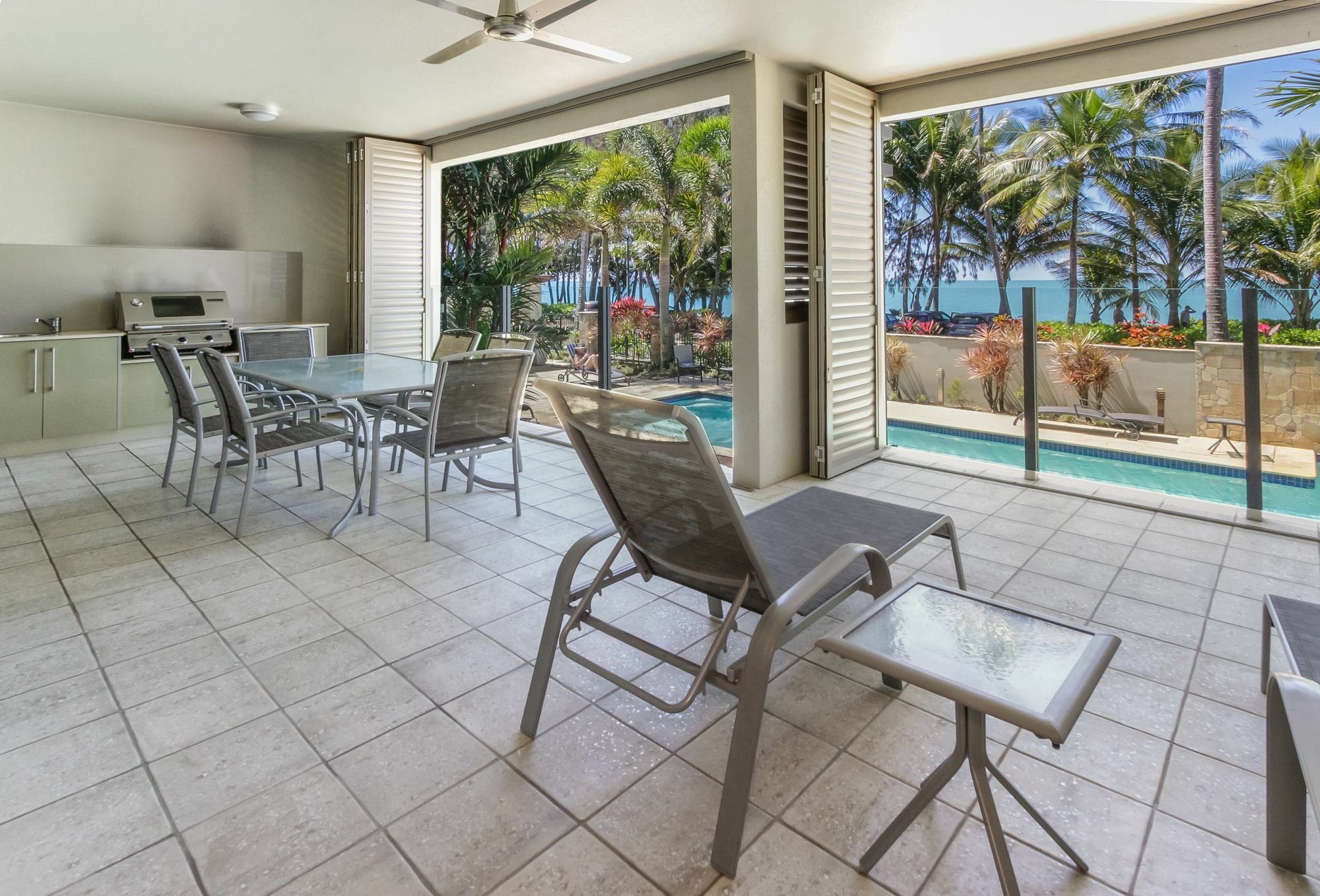 Island Views Beachfront Apartments Palm Cove Dış mekan fotoğraf